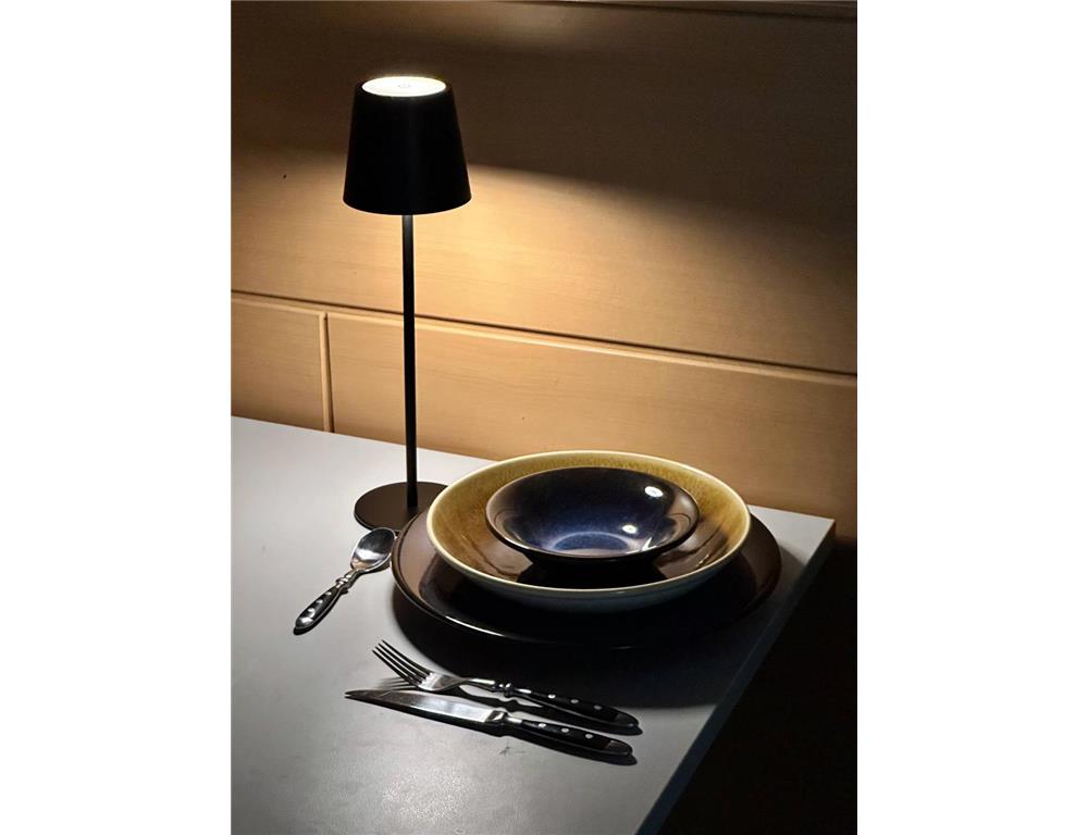Stolna lampa LED / 10x10x37cm / 1kom